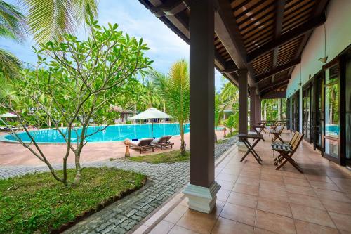 un porche de un complejo con piscina en Lang Co Beach Resort, en Lang Co
