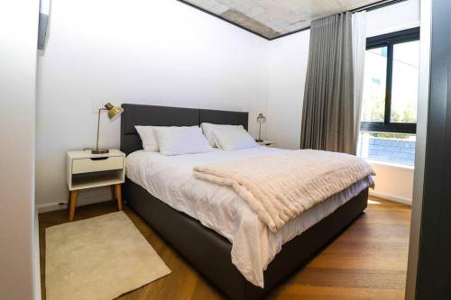 Katil atau katil-katil dalam bilik di Modern apartment in Century City