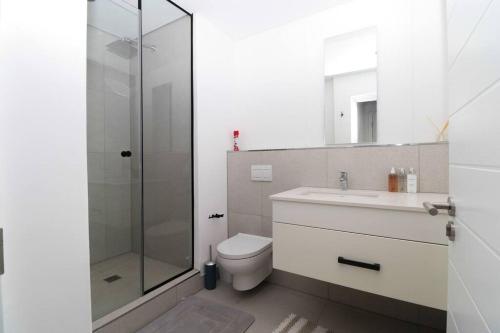 Bilik mandi di Modern apartment in Century City