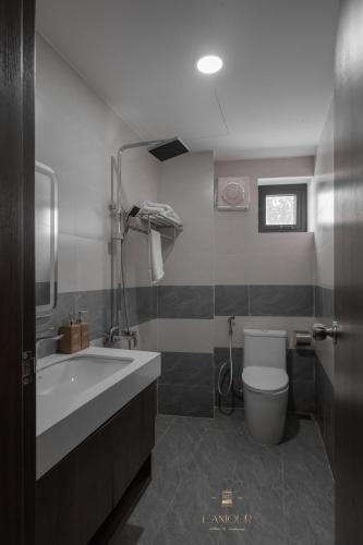 a bathroom with a tub and a sink and a toilet at Lamour homestay in Thôn Kim Long (1)