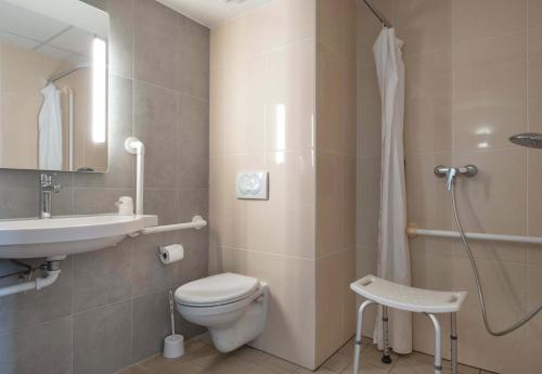 een badkamer met een toilet, een wastafel en een douche bij B&B HOTEL Niort Marais Poitevin in Niort