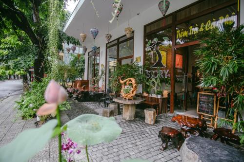 een winkel met planten ervoor bij MTR Apartment & Hotel in Da Nang