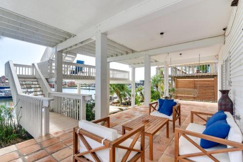 Φωτογραφία από το άλμπουμ του Waterfront Freeport Home Deck and Private Boat Dock σε Freeport
