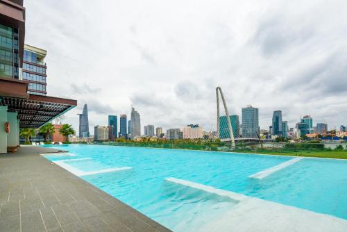 ein großer Pool mit einer Skyline der Stadt im Hintergrund in der Unterkunft Căn hộ cao cấp Metropole in Ho-Chi-Minh-Stadt