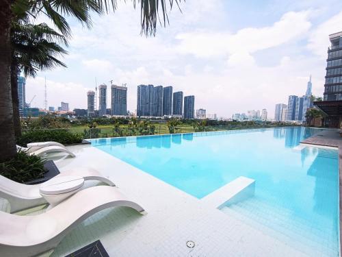 einen Pool mit einer Skyline der Stadt im Hintergrund in der Unterkunft Căn hộ cao cấp Metropole in Ho-Chi-Minh-Stadt