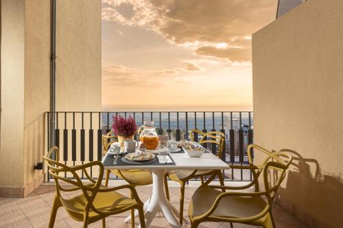 un tavolo e sedie su un balcone con vista di Deluxe apartment Milia Agrigento a Agrigento