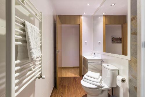 a white bathroom with a toilet and a sink at Cartagena Centro in Cartagena