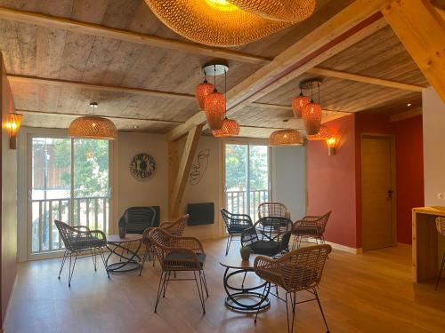 Χώρος καθιστικού στο Logis Hôtel & Spa Les Autanes