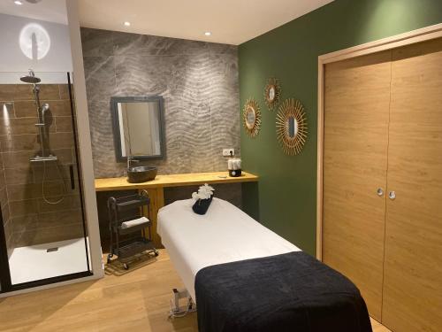 Ένα μπάνιο στο Logis Hôtel & Spa Les Autanes