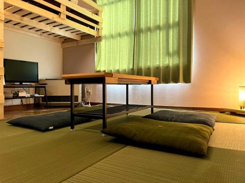 un salon avec une table et un canapé dans l'établissement City YUNOKAWA Vacation stay, à Hakodate