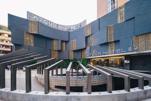um edifício com escadas em frente a um edifício em Atour Hotel Chongqing Liziba Lianglukou Subway Station em Chongqing