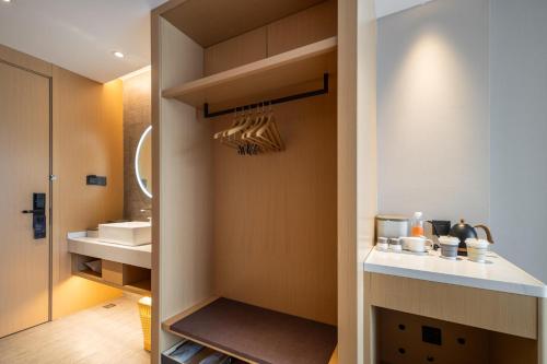 y baño con tocador y lavabo. en Atour Hotel Taizhou Linhai Taizhou University, en Linhai