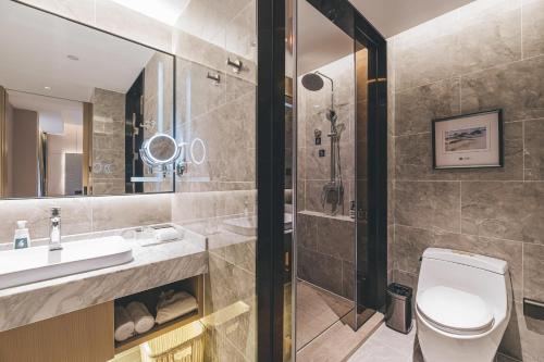 een badkamer met een toilet, een wastafel en een douche bij Atour S Hotel Chongqing Crown International in Chongqing