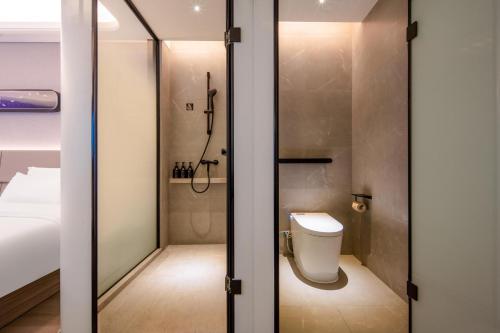 a bathroom with a toilet and a shower at Atour X Hotel Chaozhou Xiangqiao International Financial Business Center in Chaozhou