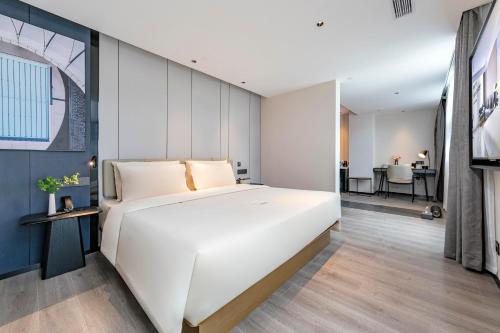a bedroom with a large white bed in a room at Atour Hotel Quanzhou Hongchang Baozhou Road in Quanzhou