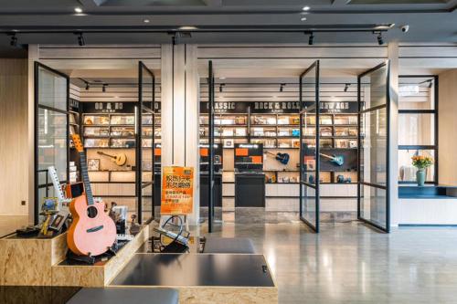 una tienda con una guitarra expuesta en una habitación en Atour Music Hotel Hangzhou West Lake, en Hangzhou