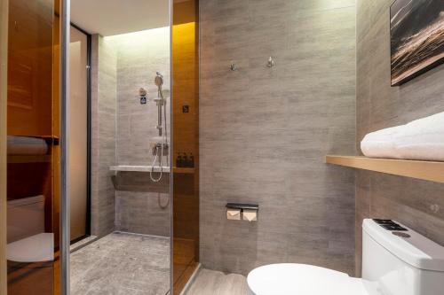 een badkamer met een douche en een toilet bij Atour Hotel Shaoxing Heqiao in Shaoxing