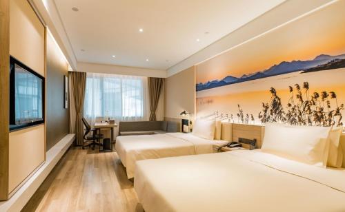 een hotelkamer met 2 bedden en een schilderij aan de muur bij Atour Hotel Hangzhou Qianjiang New Town in Hangzhou