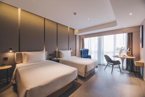 Postel nebo postele na pokoji v ubytování Atour S Hotel Shanghai Xujiahui Tianyaoqiao