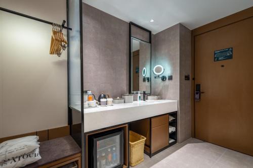 Huangdao的住宿－青岛唐岛湾井冈山地铁站亚朵酒店，一间带水槽和镜子的浴室