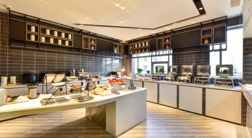 een grote keuken met een aanrecht met eten erop bij Atour Hotel Tianjin Binhai 1st Street in Binhai