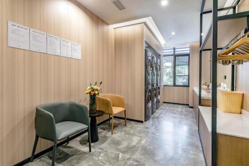 a waiting room with a vase of flowers on a table at Atour Hotel Quanzhou Hongchang Baozhou Road in Quanzhou