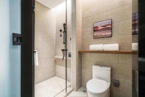 łazienka z toaletą i prysznicem w obiekcie Atour Hotel Chengdu Jinniu Southwest Jiaotong University w mieście Chengdu