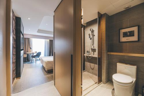 Atour S Hotel Shanghai Xujiahui Tianyaoqiao في شانغهاي: حمام مع مرحاض ودش في غرفة