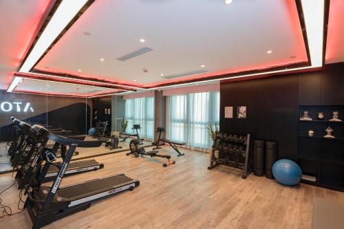 a gym with treadmills and exercise equipment in a room at Atour Hotel Chaozhou Ancient Town People's Square in Chaozhou