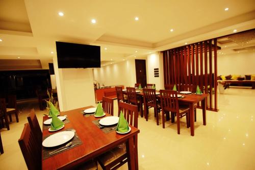 Μια τηλεόραση ή/και κέντρο ψυχαγωγίας στο Single Tree Mount Hotel