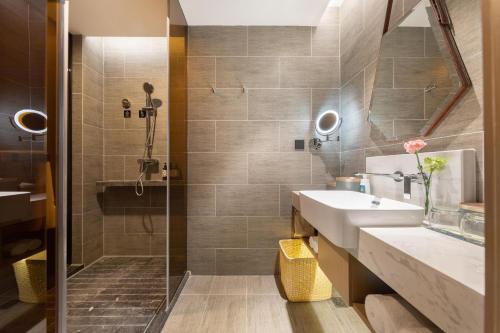 南昌的住宿－南昌西站国际博览城亚朵酒店，一间带水槽和淋浴的浴室