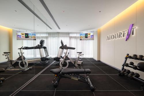 a gym with several exercise bikes in a room at Atour Hotel Zhoushan Putuo Banshengdong Wharf in Zhoushan