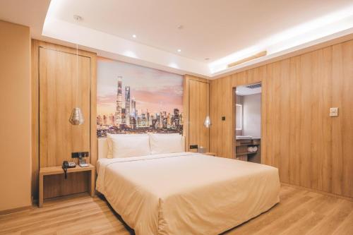 1 dormitorio con 1 cama y una pintura de una ciudad en Atour Hotel Shanghai Wujiaochang Dabaishu, en Shanghái