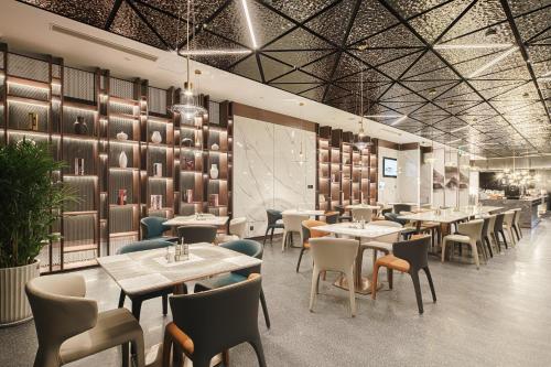 泰安泰安泰山景区盘古天地亚朵酒店的一间有桌椅的餐厅