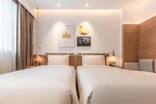 מיטה או מיטות בחדר ב-Atour Hotel Shenzhen Nanshan Vanke Yuncheng