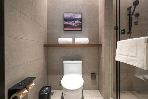 Bilik mandi di Chengdu Southwest Jiaotongda Shawan Subway Station Atour Hotel