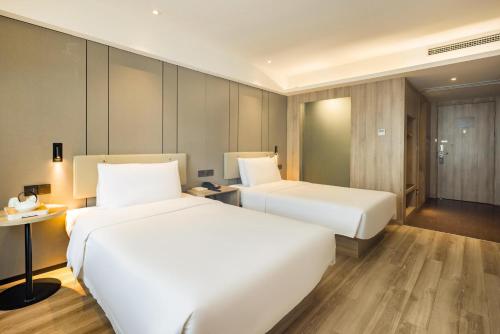 Ένα ή περισσότερα κρεβάτια σε δωμάτιο στο Atour Hotel Chongqing Shapingba High Speed Railway Station Sanxia Plaza
