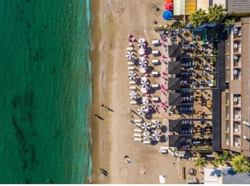 una vista aérea de una playa con multitud de personas en Anjeliq House Boutique Hotel, en Alanya