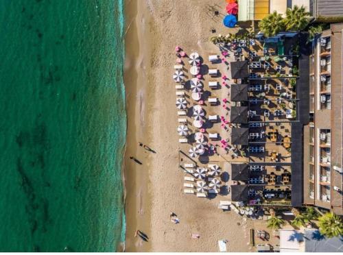 an overhead view of a beach with a crowd of people at Anjeliq House Boutique Hotel in Alanya