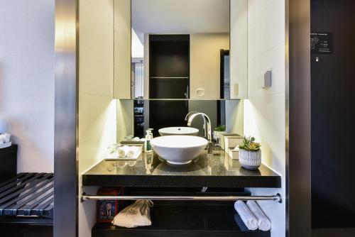 y baño con lavabo y espejo. en Atour Hotel Beijing Yizhuang West Rongjing Street, en Daxing