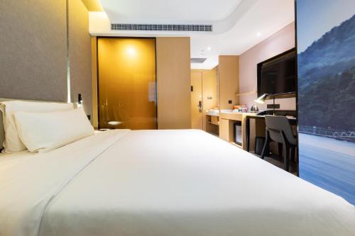 Letto o letti in una camera di Atour Hotel Wuhan Tiandi Hankou Jiangtan