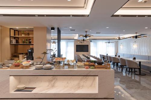 a kitchen and dining room with a table and chairs at Atour Hotel Chaozhou Ancient Town People's Square in Chaozhou