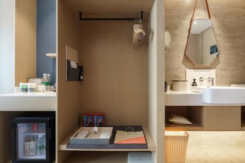 泰安泰安泰山景区盘古天地亚朵酒店的带水槽和镜子的小浴室