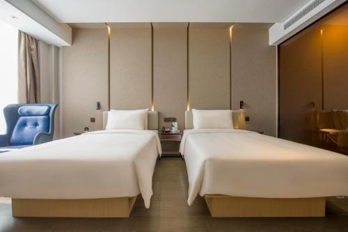 Ένα ή περισσότερα κρεβάτια σε δωμάτιο στο Atour Hotel Shenzhen Nanshan Shekou