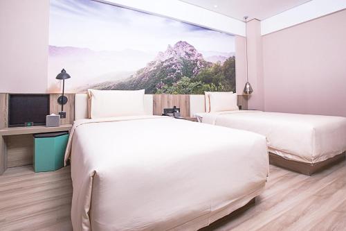 Una cama o camas en una habitación de Atour Hotel Qinhuangdao Railway Station Yingbin Road