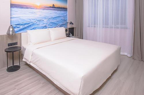 Una cama o camas en una habitación de Atour Hotel Qinhuangdao Railway Station Yingbin Road