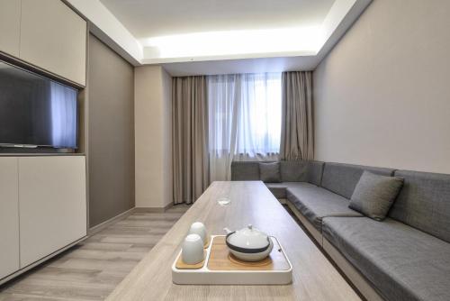 TV a/nebo společenská místnost v ubytování Atour Hotel Dalian Zhongshan Square