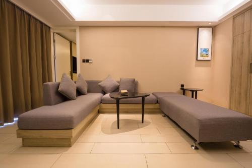 a waiting room with couches and a table at Atour Hotel Qinhuangdao Xiangxi Sea in Qinhuangdao