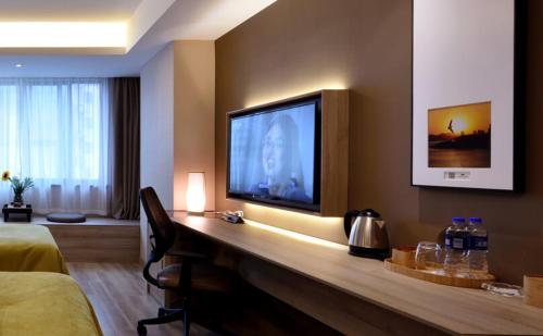 TV a/nebo společenská místnost v ubytování Atour Hotel Dalian Zhongshan Square
