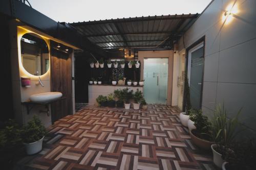 uma casa de banho com plantas no chão de um edifício em Hotel Stay Well Dx em Nova Deli
